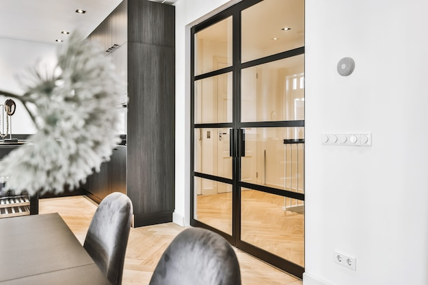 Прозрачные стеклянные двери, создающие простор в интерьере квартиры