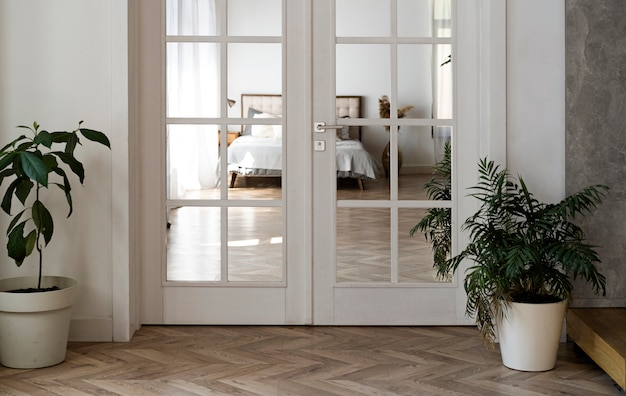 Элегантные стеклянные двери, добавляющие стиль в интерьер квартиры